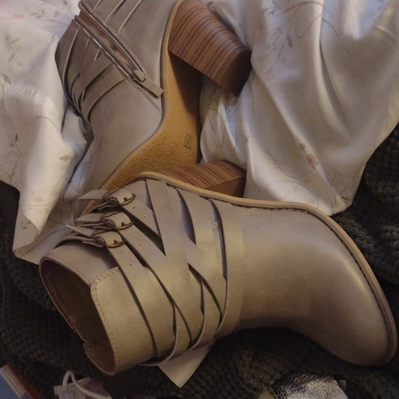 Boots size 8 - Picture 2 of 3